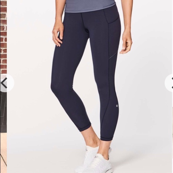 *SOLD* Lululemon “Run on Tight” 25” (size 2) NAVY - Picture 4 of 8